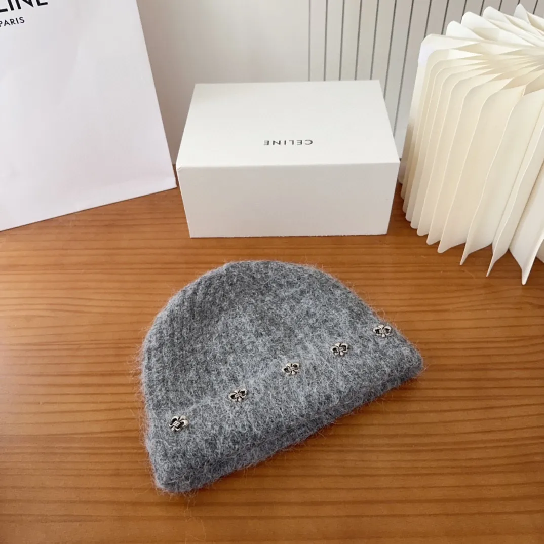 💰60 Crow Heart Autumn and Winter Wool Knitted Beanie This must be a favorite of minimalism. It is clean, neat, fashionable and versatile, and will definitely not be picky about your face shape! A fashionable classic that lasts forever! Fashionable black and white can be purchased together!